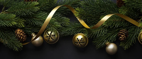 Noel Deco Köknar Karanlık Arka Planda Takılar Düz Yat Noel — Stok fotoğraf