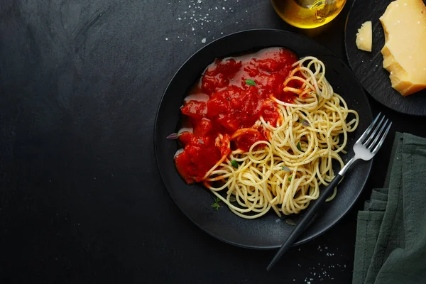 Espaguetis Con Salsa Tomate Plato Oscuro Sobre Fondo Oscuro Vista — Foto de Stock