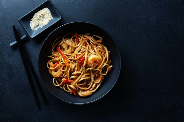 Ασιατικά Noodles Γαρίδες Και Λαχανικά Σερβίρονται Μπολ Σκούρο Φόντο — Φωτογραφία Αρχείου