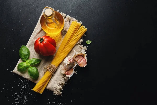 이탈리아 배경에 스파게티 채소와 토마토 소스를 어두운 배경에 놓았습니다 위에서 — 스톡 사진