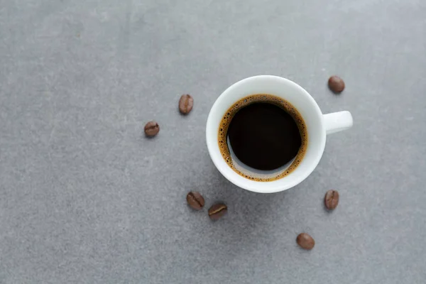 Gustoso Espresso Tazza Con Chicchi Caffè Vista Dall Alto Sfondo — Foto Stock