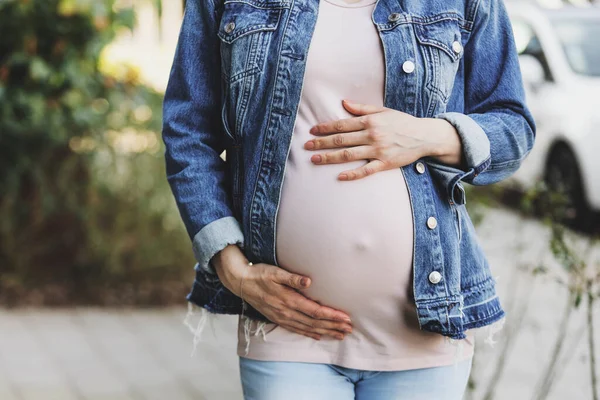 Gravid Kvinna Jeans Jacka Står Utomhus Och Vidrör Magen — Stockfoto