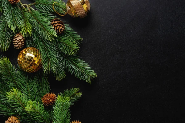 Χριστουγεννιάτικο Ντεκό Έλατο Και Μπιχλιμπίδια Σκούρο Φόντο Επίπεδο Lay Χριστουγεννιάτικη — Φωτογραφία Αρχείου