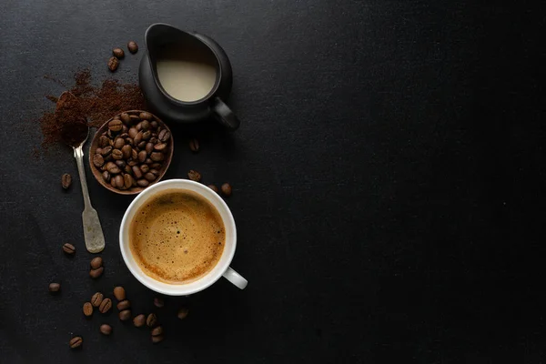 Kaffeehintergrund Mit Kaffeebohnen Kaffee Und Löffel Auf Dunklem Hintergrund Blick — Stockfoto