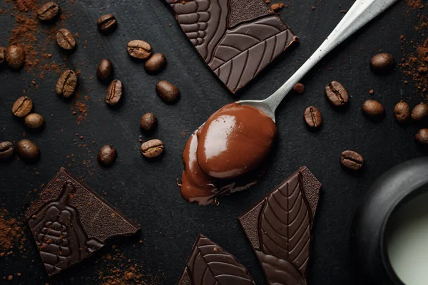 Derretir Chocolate Cuchara Con Chocolate Roto Granos Café Sobre Fondo — Foto de Stock