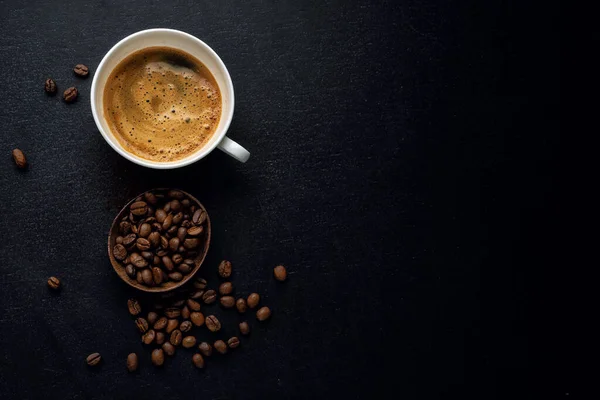 Kaffeehintergrund Mit Kaffeebohnen Kaffee Und Löffel Auf Dunklem Hintergrund Blick — Stockfoto