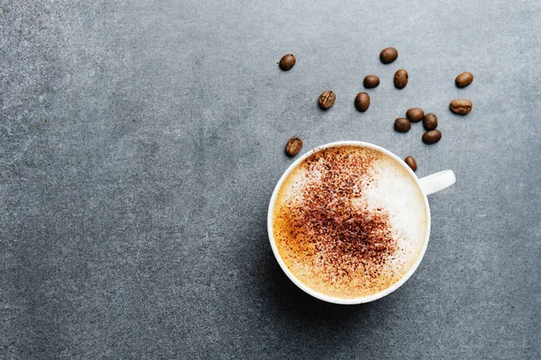 Lecker Appetitanregender Cappuccino Tasse Mit Bohnen Auf Betongrund — Stockfoto