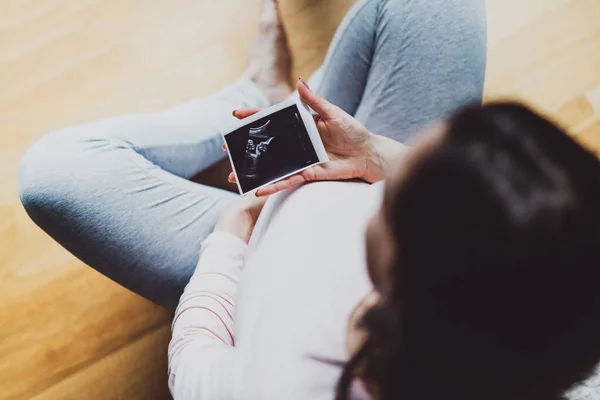 Έγκυος Γυναίκα Κρατώντας Εικόνα Υπερήχων Κάθεται Στο Πάτωμα Μητρότητα Γονική — Φωτογραφία Αρχείου