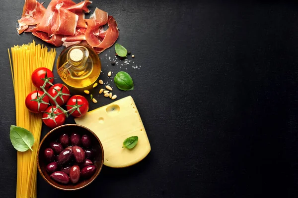 Traditionele Italiaanse Keuken Achtergrond Met Spaghetti Tomaten Kaas Olijven Olie — Stockfoto
