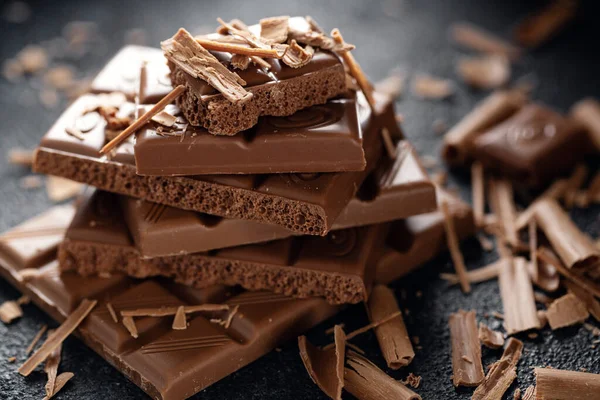 Gebroken Chocoladerepen Donkere Achtergrond Een Close Chocolade Achtergrond Sluitingsdatum — Stockfoto