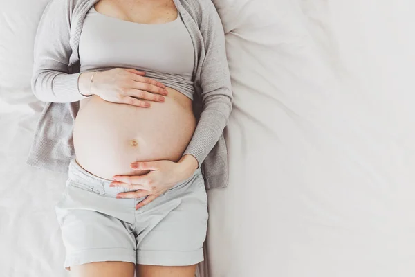 Έγκυος Ξαπλωμένη Στο Κρεβάτι Θέα Από Ψηλά Έννοια Μητρότητας — Φωτογραφία Αρχείου