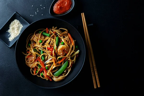 Asiatiska Nudlar Med Räkor Och Grönsaker Serveras Skål Mörk Bakgrund — Stockfoto