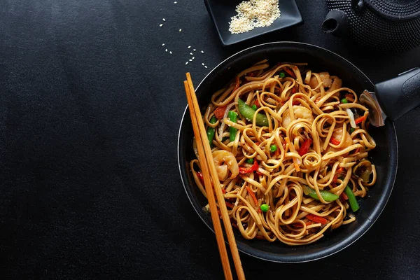 Fideos Asiáticos Con Gambas Verduras Servidos Sartén Sobre Fondo Oscuro —  Fotos de Stock