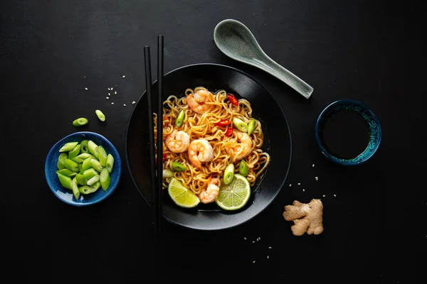 Saboroso Apetitoso Asiático Macarrão Com Legumes Camarões Placa Fundo Escuro — Fotografia de Stock