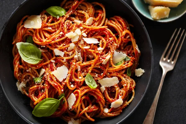 Makaron Spaghetti Sosem Pomidorowym Bazylią Podawany Misce Poziomy — Zdjęcie stockowe