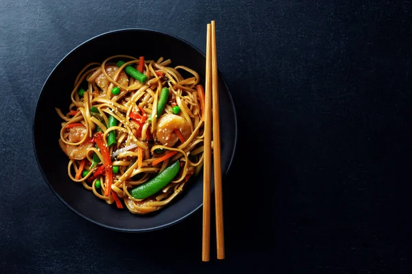 Fideos Asiáticos Con Gambas Verduras Servidos Tazón Sobre Fondo Oscuro —  Fotos de Stock