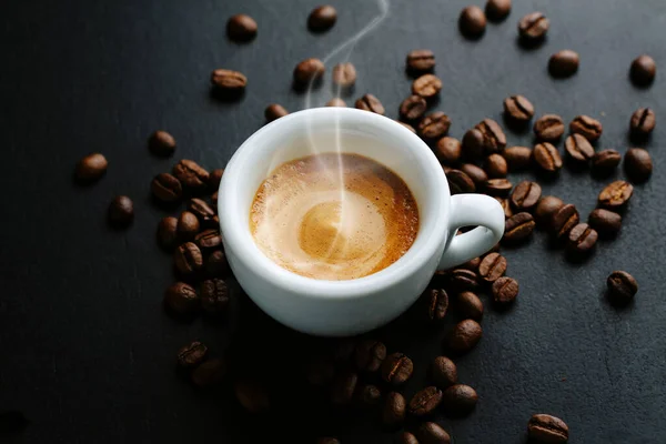 Leckerer Dampfender Espresso Tasse Mit Kaffeebohnen Blick Von Oben Dunkler — Stockfoto