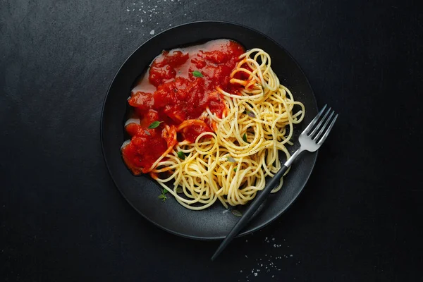 Spaghetti Con Salsa Pomodoro Fondo Scuro Vista Dall Alto — Foto Stock