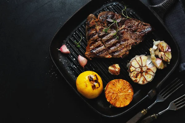 Filete Frito Parrilla Ternera Con Verduras Sartén Vista Desde Arriba —  Fotos de Stock