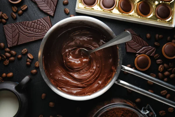 Gesmolten Chocolade Pot Met Stukjes Chocolade Donkere Achtergrond Bovenaanzicht — Stockfoto