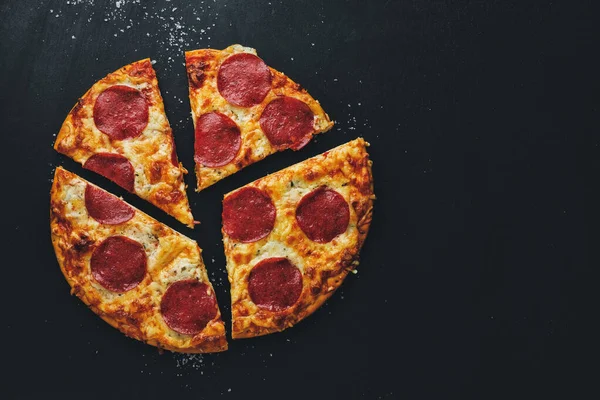 Pizza Mit Salami Und Käse Auf Pizzaschachtel Auf Dunklem Hintergrund — Stockfoto