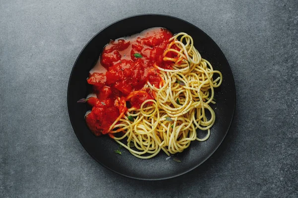 Spaghetti Sosem Pomidorowym Ciemnym Talerzu Ciemnym Tle Widok Góry — Zdjęcie stockowe