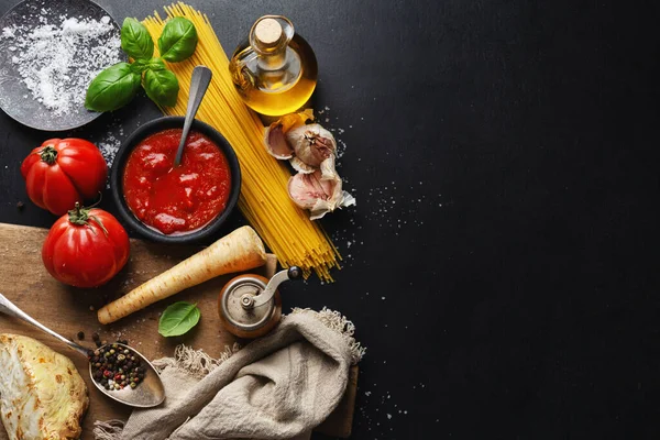 Italiaanse Keuken Achtergrond Met Spaghetti Groenten Tomatensaus Donkere Achtergrond Bovenaanzicht — Stockfoto