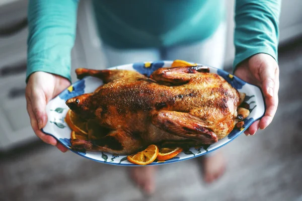 Kvinna Matlagning Anka Med Grönsaker Och Hälla Den Från Ugnen — Stockfoto