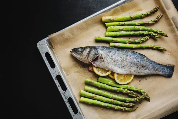 Pește Crud Condimente Legume Sparanghel Foaie Copt Gata Gătit Top — Fotografie, imagine de stoc