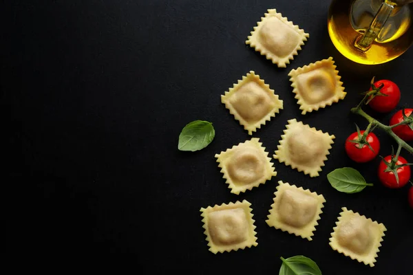 Chutné Klasické Italské Ravioli Bazalkou Tmavém Pozadí Pohled Nahoru — Stock fotografie