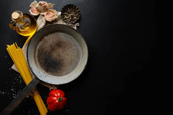 이탈리아 배경에 스파게티 채소와 어두운 배경에 놓는다 위에서 — 스톡 사진