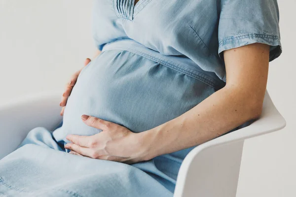 Gravid Kvinna Sitter Stolen Livsstil Begreppet Moderskap — Stockfoto