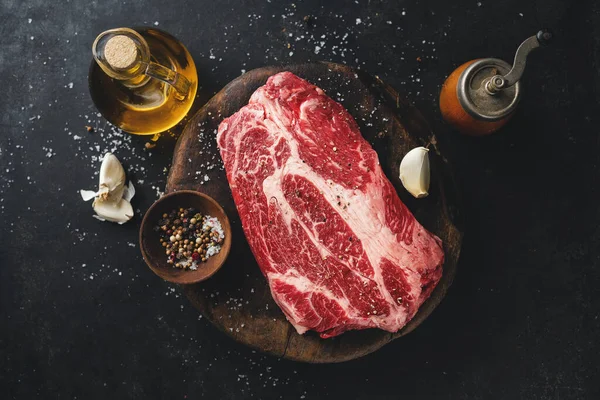 Carne Crua Fresca Com Especiarias Sal Fundo Rústico Escuro — Fotografia de Stock