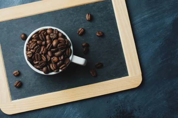 Kaffee Konzept Mit Kaffeebohnen Tasse Auf Dunklem Hintergrund Ansicht Von — Stockfoto