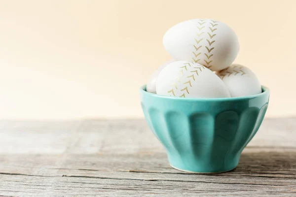 Concepto Pascua Con Huevos Pintados Cuenco Tulipanes Sobre Fondo —  Fotos de Stock