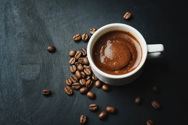 Leckerer Dampfender Espresso Tasse Mit Kaffeebohnen Blick Von Oben Dunkler — Stockfoto