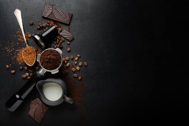 Kahve çekirdeği, çikolata ve kahve espresso ile kahve kavramı. Yukarıdan görüntüle. 