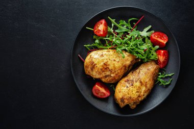 Lezzetli ızgara tavuk göğsü. Sebze ve salata ile servis ediliyor.. 