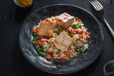 Düşük karbonhidratlı tabakta içi doldurulmuş sebzeli lezzetli balık. Yakın çekim.