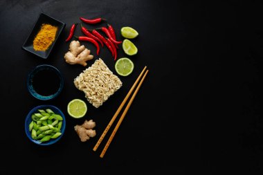 Karanlık arka planda farklı Asya besin maddeleri var. Üst Görünüm. 