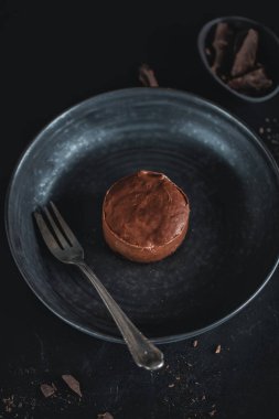 Koyu tabakta çatallı çikolatalı kek peynirli kek. Yakın çekim.