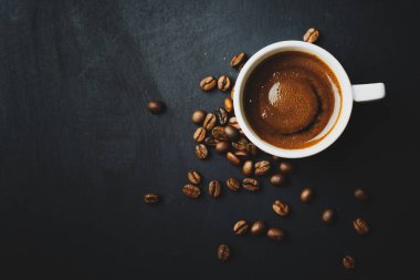 Kahve çekirdekli kahve fincanında nefis bir espresso. Yukarıdan bak. Koyu arkaplan. 