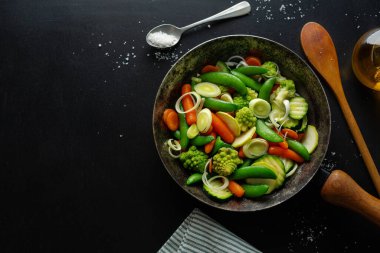 Tavada vejetaryen sebzeler kızartılmış ya da masada pişirilmeye hazır. - Yakın çekim. Seçici odak