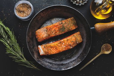 Baharatlı ve tavada dereotlu çiğ somon parçaları. Yukarıdan görüntüle. 