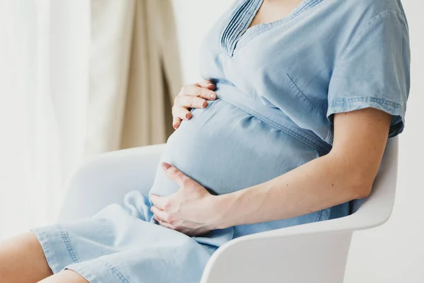 Schwangere Sitzt Auf Stuhl Lebensstil Mutterschaftskonzept — Stockfoto