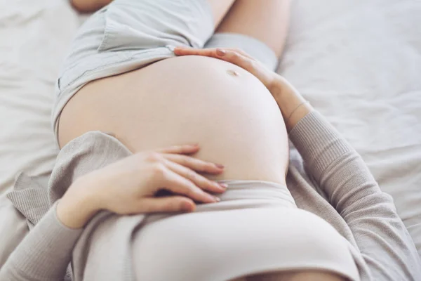 Zwangere Vrouw Bed Lifestyle Moederschap Concept — Stockfoto