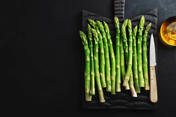 Espargos Verdes Fundo Escuro Pronto Para Cozinhar Vista Cima — Fotografia de Stock