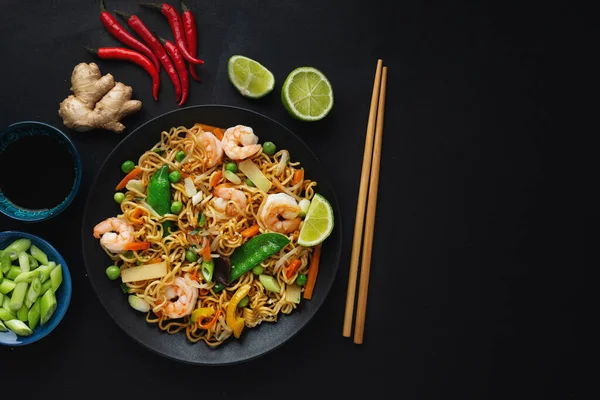 Νόστιμο Ορεκτικό Ασιατικά Noodles Λαχανικά Και Γαρίδες Στο Πιάτο Σκούρο — Φωτογραφία Αρχείου