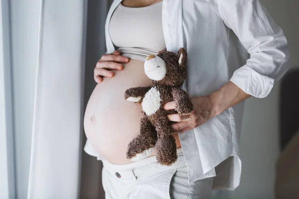 Gravid Kvinna Med Leksak Nalle Lyssna Baby Livsstil Begreppet Moderskap — Stockfoto
