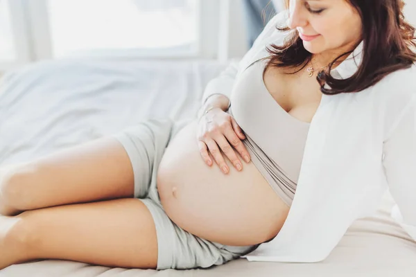 Zwangere Vrouw Bed Lifestyle Moederschap Concept — Stockfoto